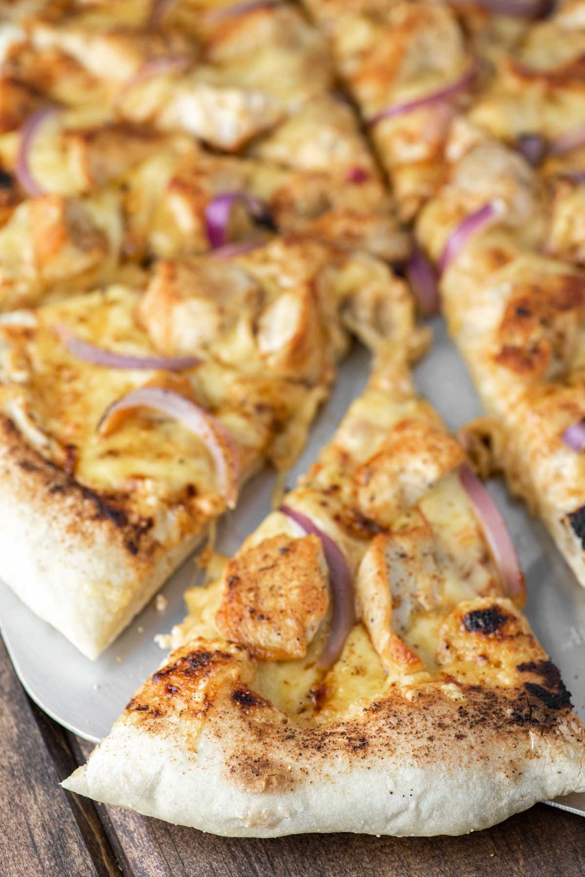 omhelzing Oppositie annuleren BBQ Chicken Pizza Recipe - Chisel & Fork